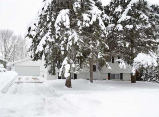 1087 Eisenhower Rd, Hiawatha, IA 52233