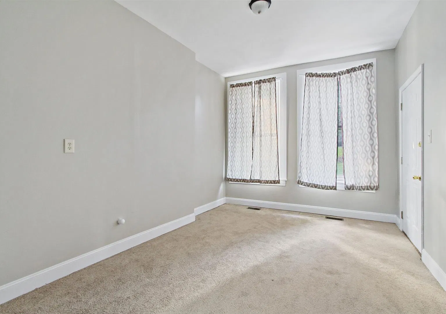 357 E Philadelphia Street — Photo 4
