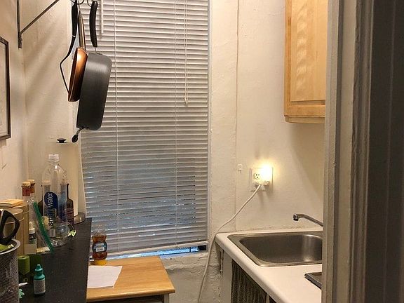 4th image of 240 W 16th St