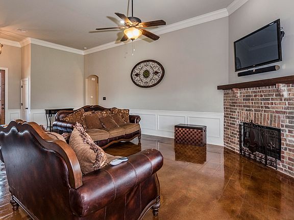 5th image of 105 Thomas Oak Ln