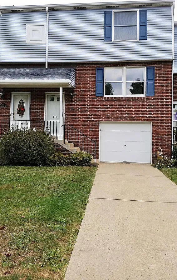 3 bed, 1.5 bath, 1350 sqft, $1,895 — Photo 1