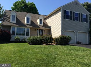3037 Emerald Chase Dr, Herndon, VA 20171