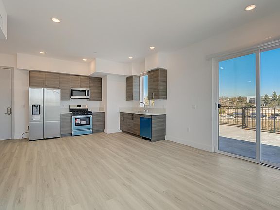 5th image of 549 N Heliotrope Dr #4B-2Ba-1875Sqft