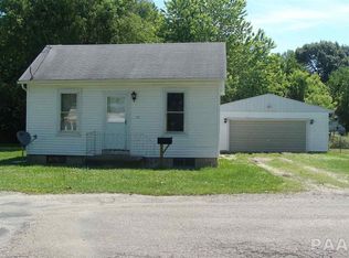 35 N Cedar St, Farmington, IL 61531