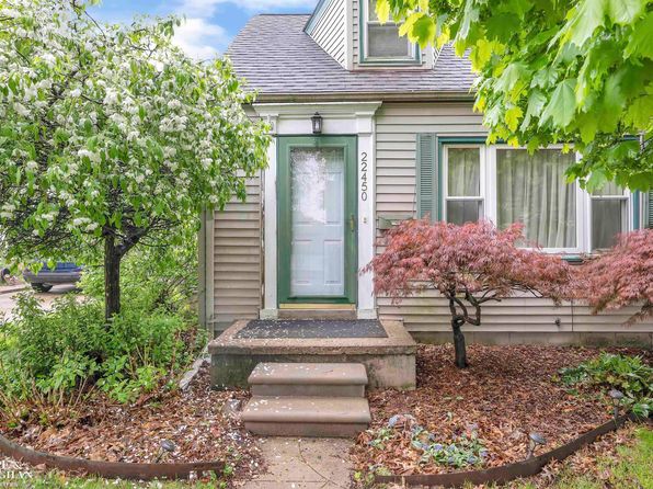 22450 Pointe Dr, Saint Clair Shores, MI 48081