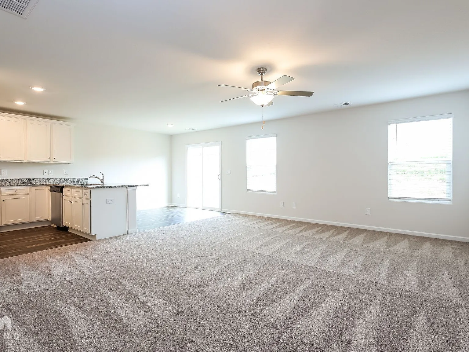 3 bed, 2.5 bath, 1679 sqft, $1,604 — Photo 3