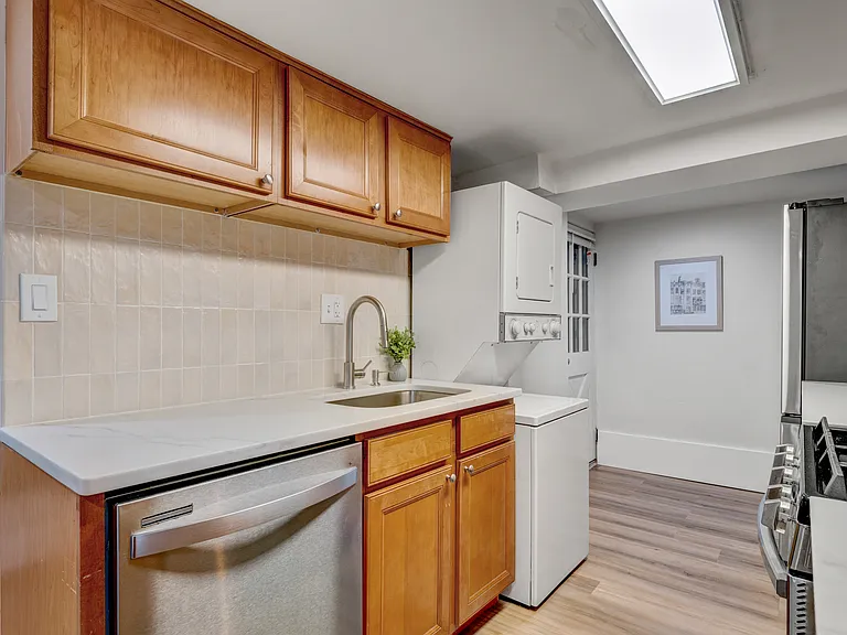 1002 C St NE #B — Photo 12