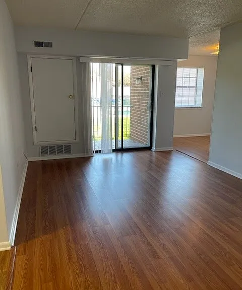 2409 Pond View Dr — Photo 5