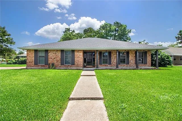 16 Parlange Dr