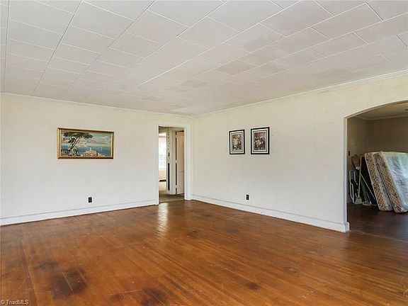 4th image of 1310 Spry St
