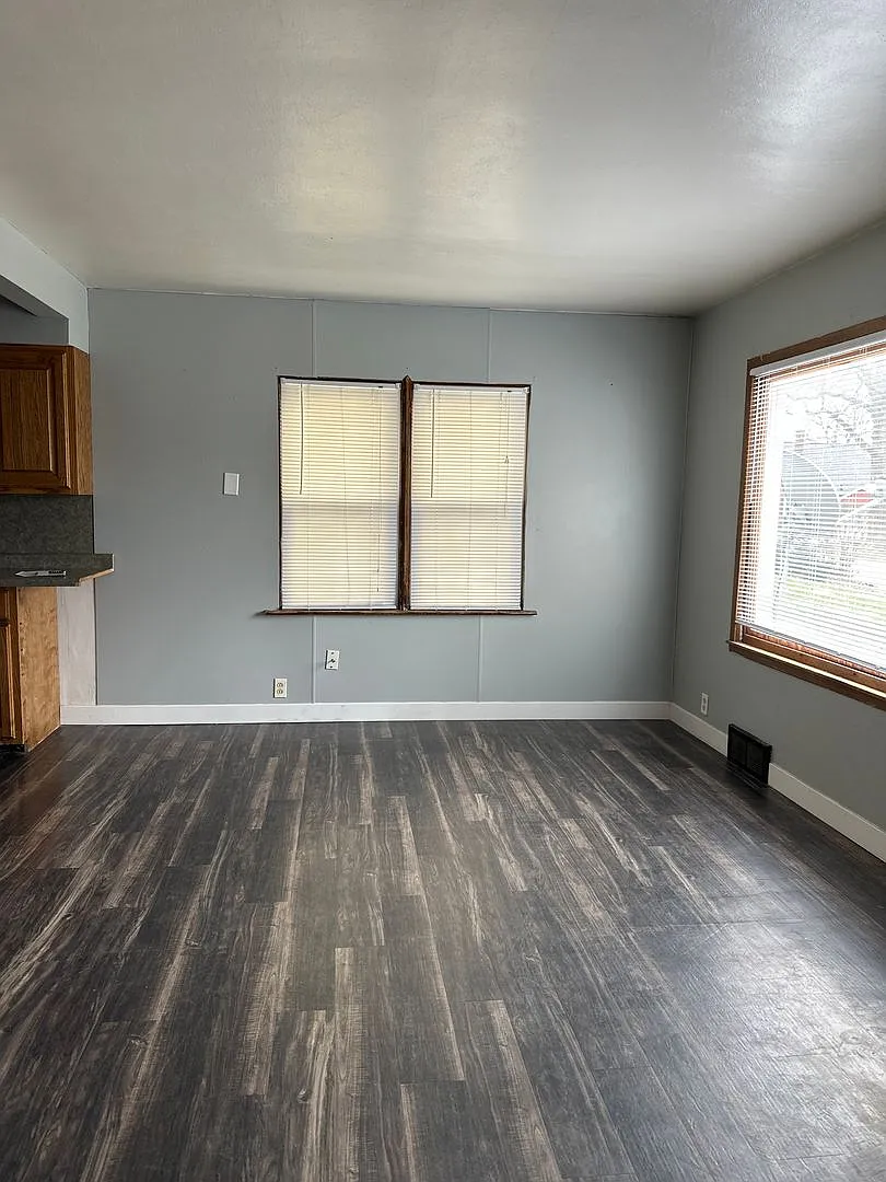 3 Bedroom 1 Bath Single Family Home 1324 Stratford Waterloo, IA — Photo 3
