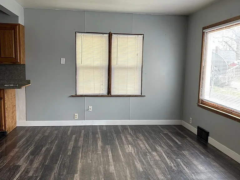 1324 Stratford Ave — Photo 3