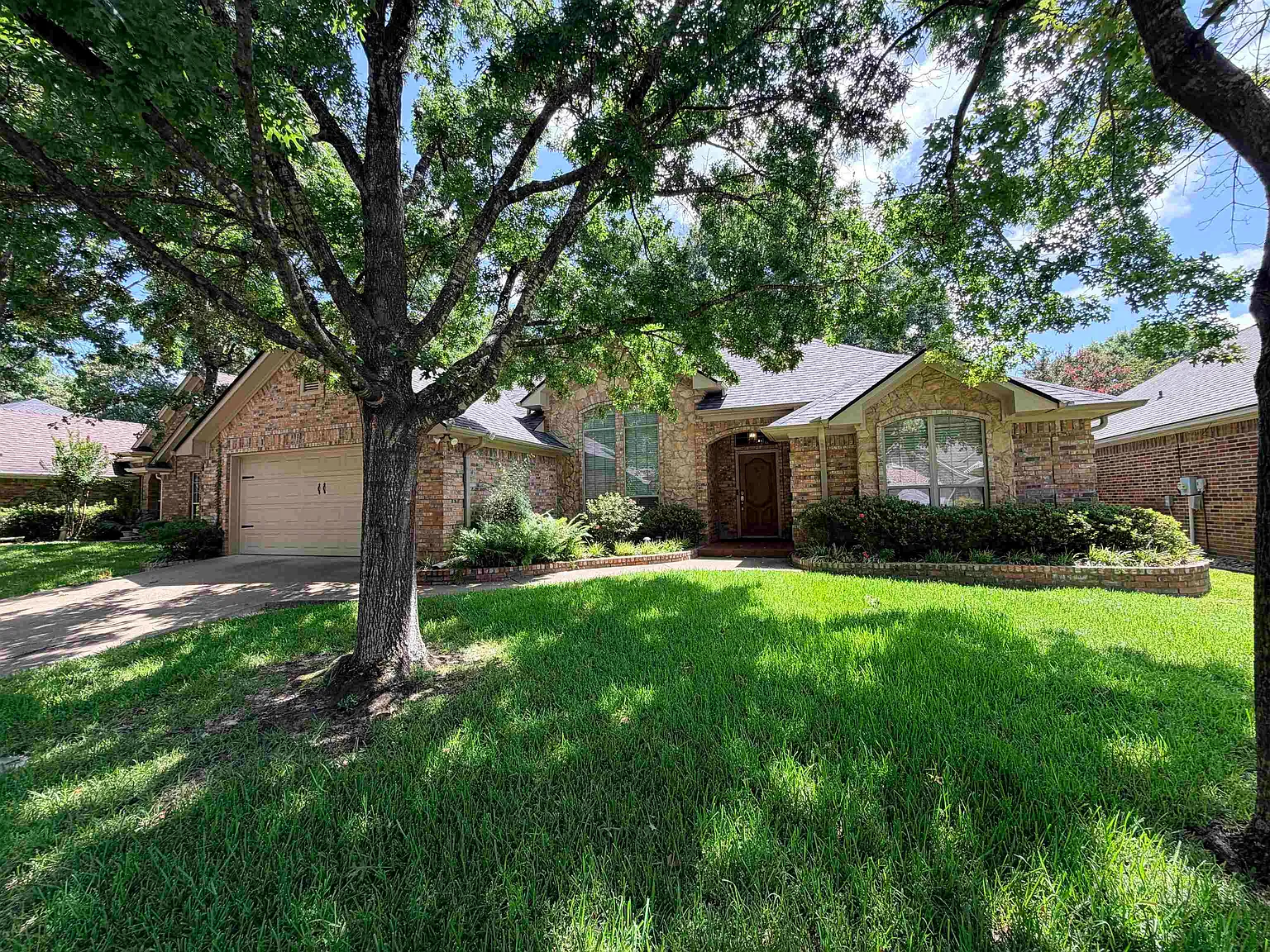 3 bed, 2.0 bath, 2030 sqft, $2,500 — Photo 2