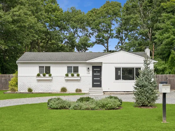 138 W Tiana Rd, Hampton Bays, NY 11946