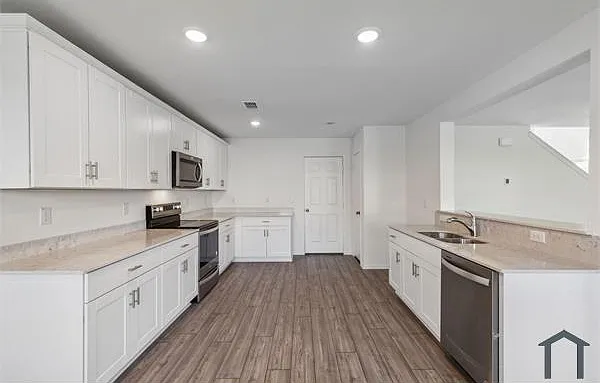 4 bed, 2200 sqft, $2,750 — Photo 3