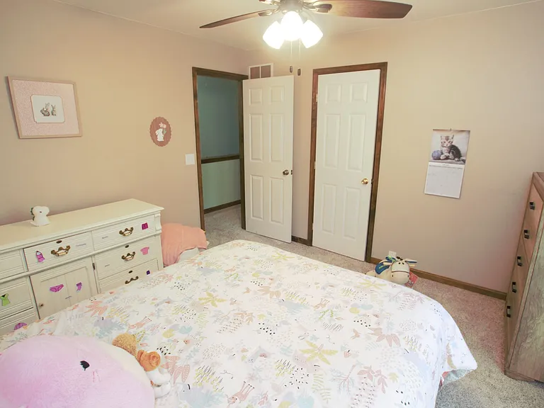 98 Thorndale Cir — Photo 41