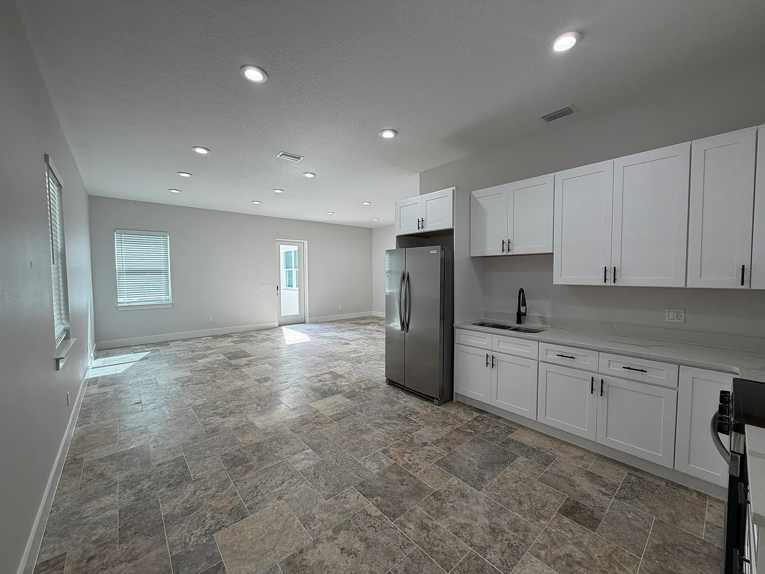2397 Lake Pickett Rd — Photo 3