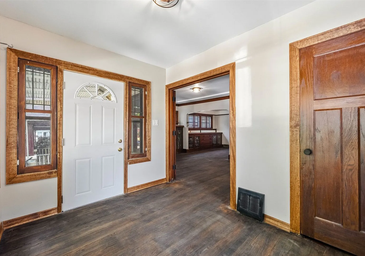 Spacious 3-Bedroom Home with Garage Parking & Private Yard — Photo 3