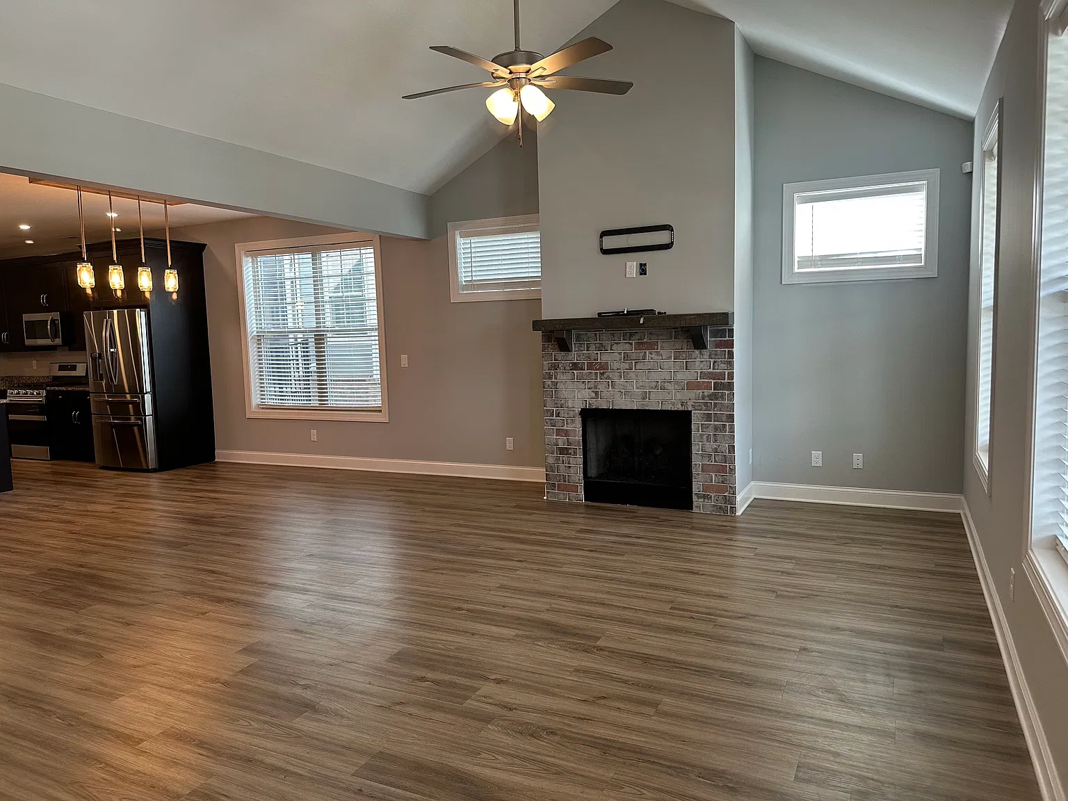 4 bed, 2504 sqft, $3,200 — Photo 2
