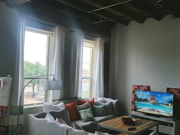 5th image of 393 W Jefferson Blvd #201