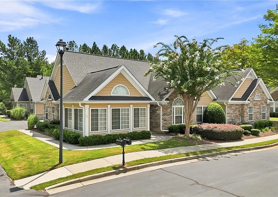 3204 Village Ln