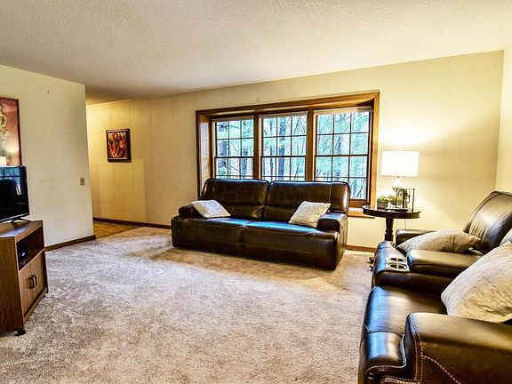 4th image of 70 Pinetree Dr