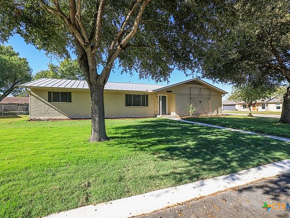 3rd image of 1004 Orchid Cir
