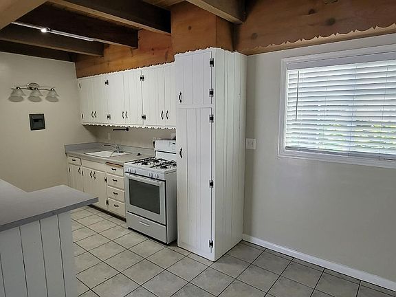 4th image of 130 E 20th St APT B