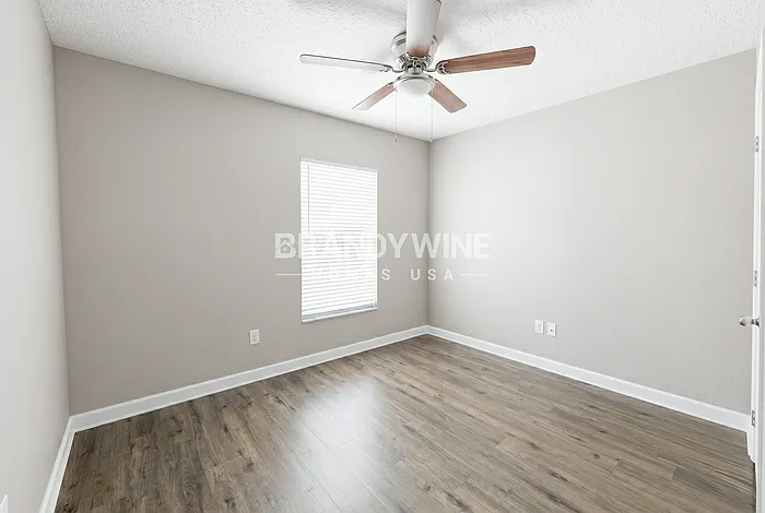 542 Queensbridge Dr — Photo 15