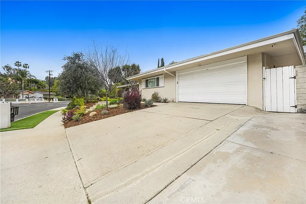 4 bed, 2016 sqft, $6,900 — Photo 2