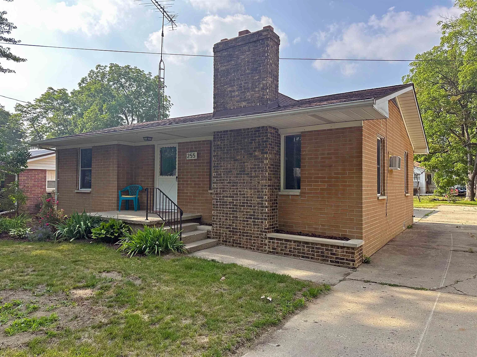 255 E Maple St photo 1