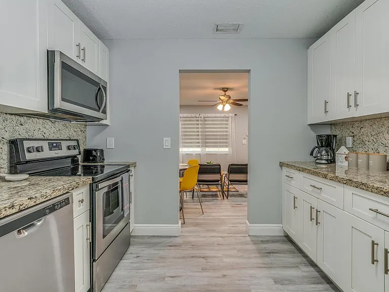 1051 SW 32nd Ct #1 — Photo 3