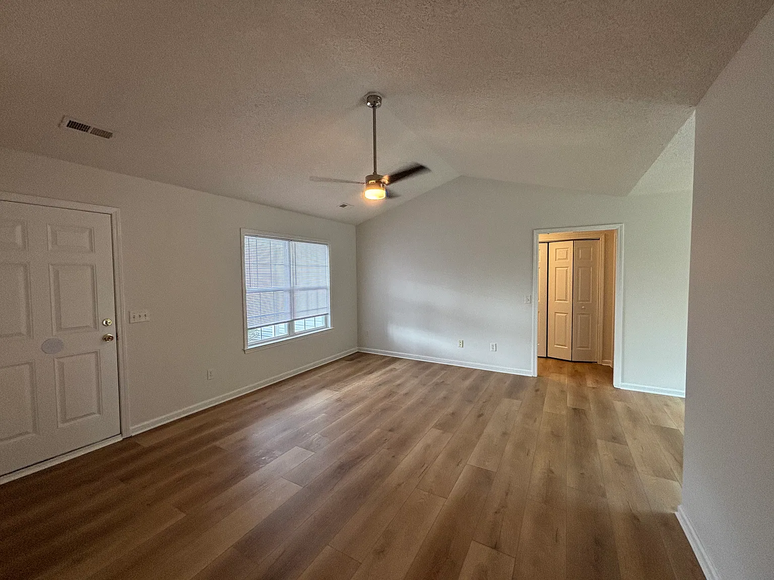 3 bed, 1200 sqft, $2,200 — Photo 3
