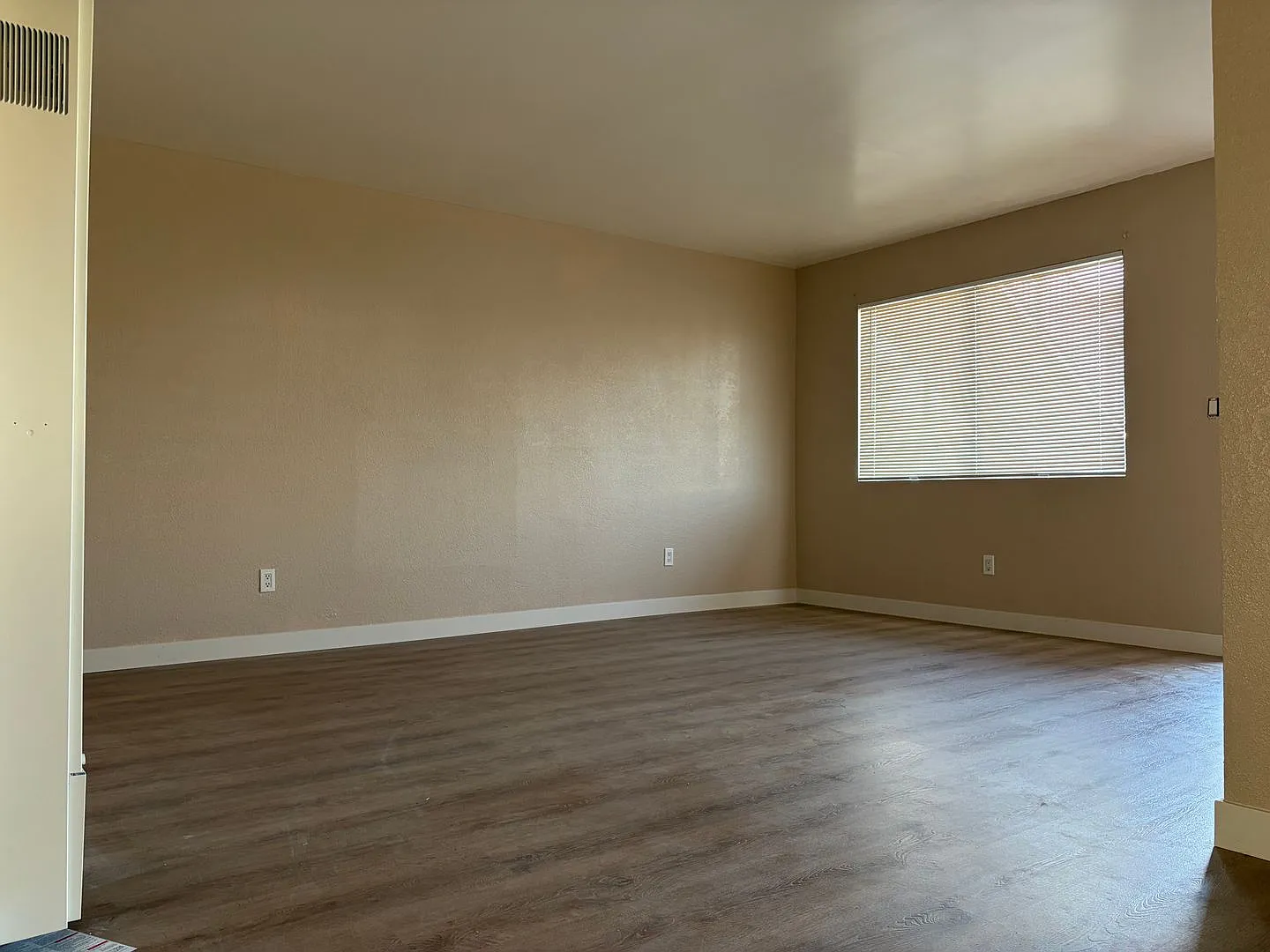 422 East J St — Photo 3