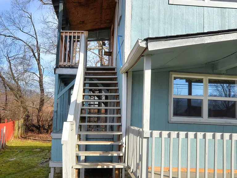 132 Robinson St — Photo 3