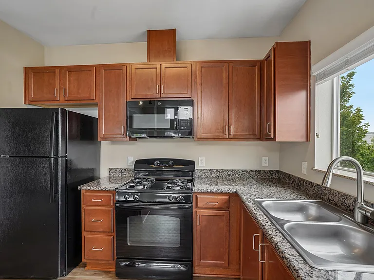 Maddox Apartments — Photo 4