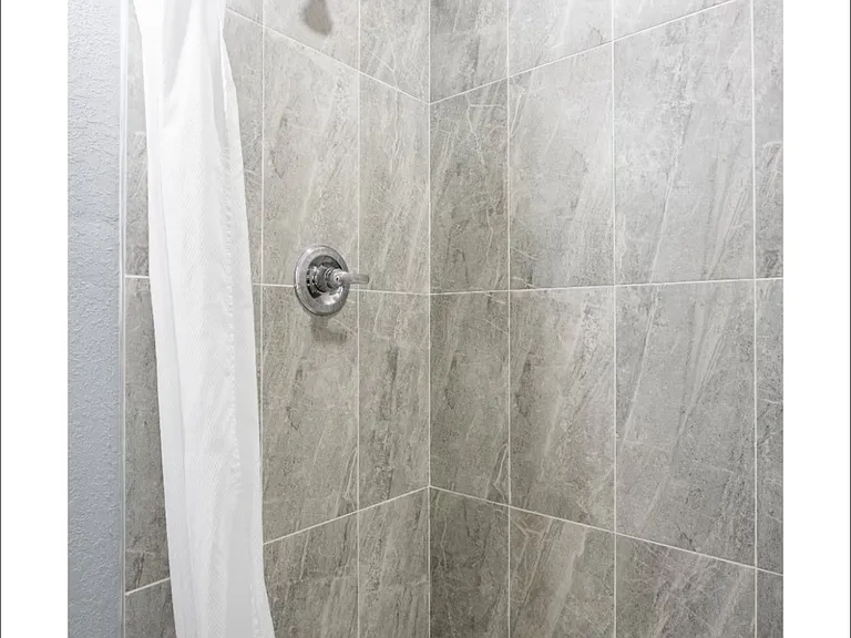 Carpenter Ave — Photo 9