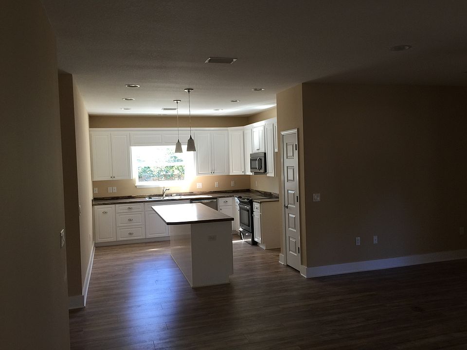 1st image of 702 W 6th St