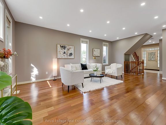 3rd image of 406 Sandy Cove Cres