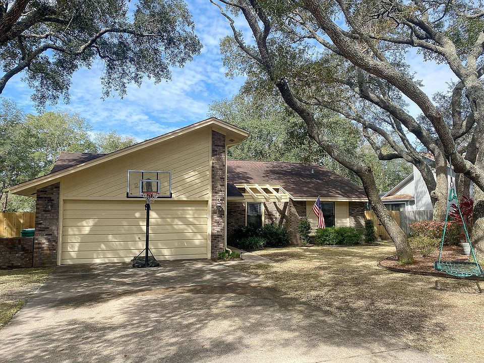 1st image of 243 Dominica Cir W