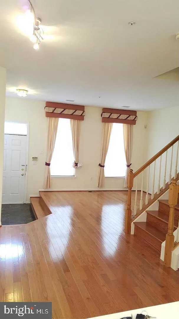 3 bed, 5.0 bath, 1760 sqft, $3,250 — Photo 3