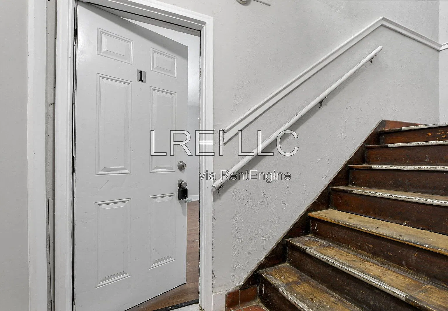 2 bed, 1.0 bath, 832 sqft, $850 — Photo 2