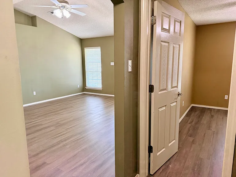 1721 Eastgate Cir — Photo 23