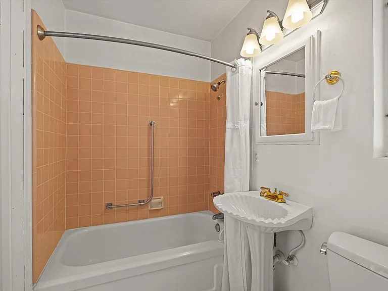 Jack & Jill Bath w/Bedroom & Hall Access