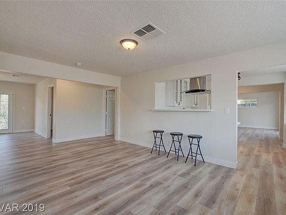 4th image of 102 Dogwood St
