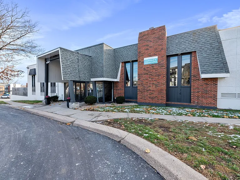 Oval Spring Apartments — Photo 27