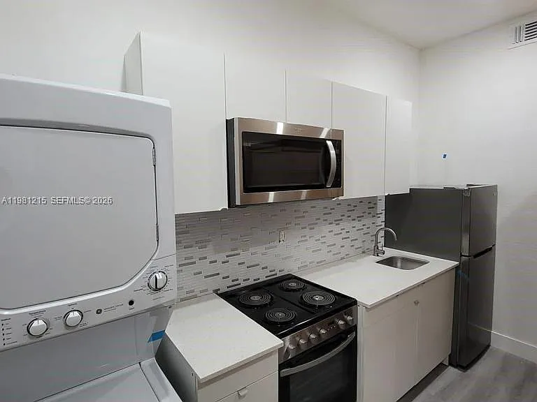 734 SW 4th St #6 — Photo 4