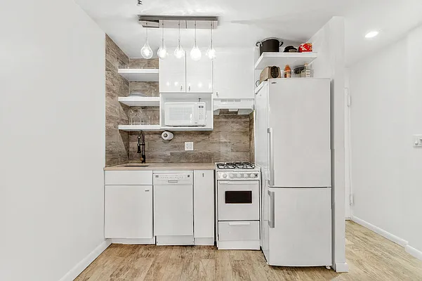 Rented by Manhattan Realty Group | media 14