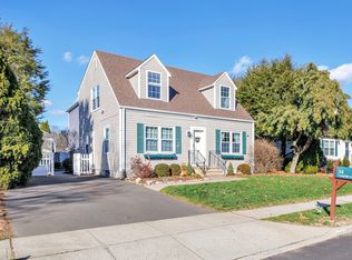 34 Lamplight Ln, Milford, CT 06460