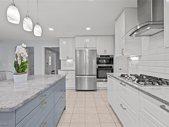 4th image of 25471 Hilltop Dr